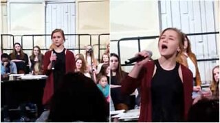 Ragazza lascia tutti a bocca aperta con la sua voce!
