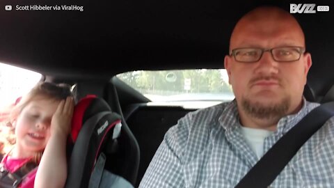 Bimba di 4 anni adora andare in auto