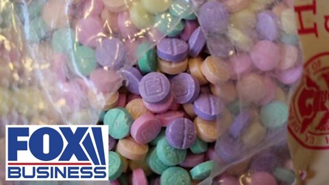 I funzionari avvertono che il "fentanyl arcobaleno" che attraversa il confine meridionale potrebbe essere scambiato per caramelle. oltre i senzatetto sono pure pieni di drogati in America