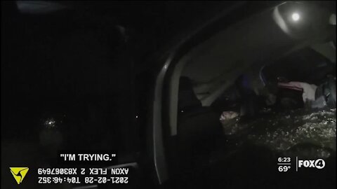 Daytona deputies save woman from sinking car