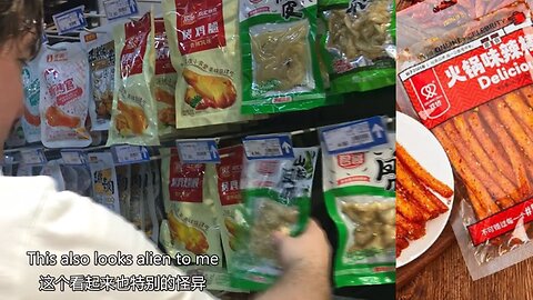 Foreigner Shops with Chinese Wife, Overwhelmed by Snacks, Loves Spicy Strips: "These Are Delicious