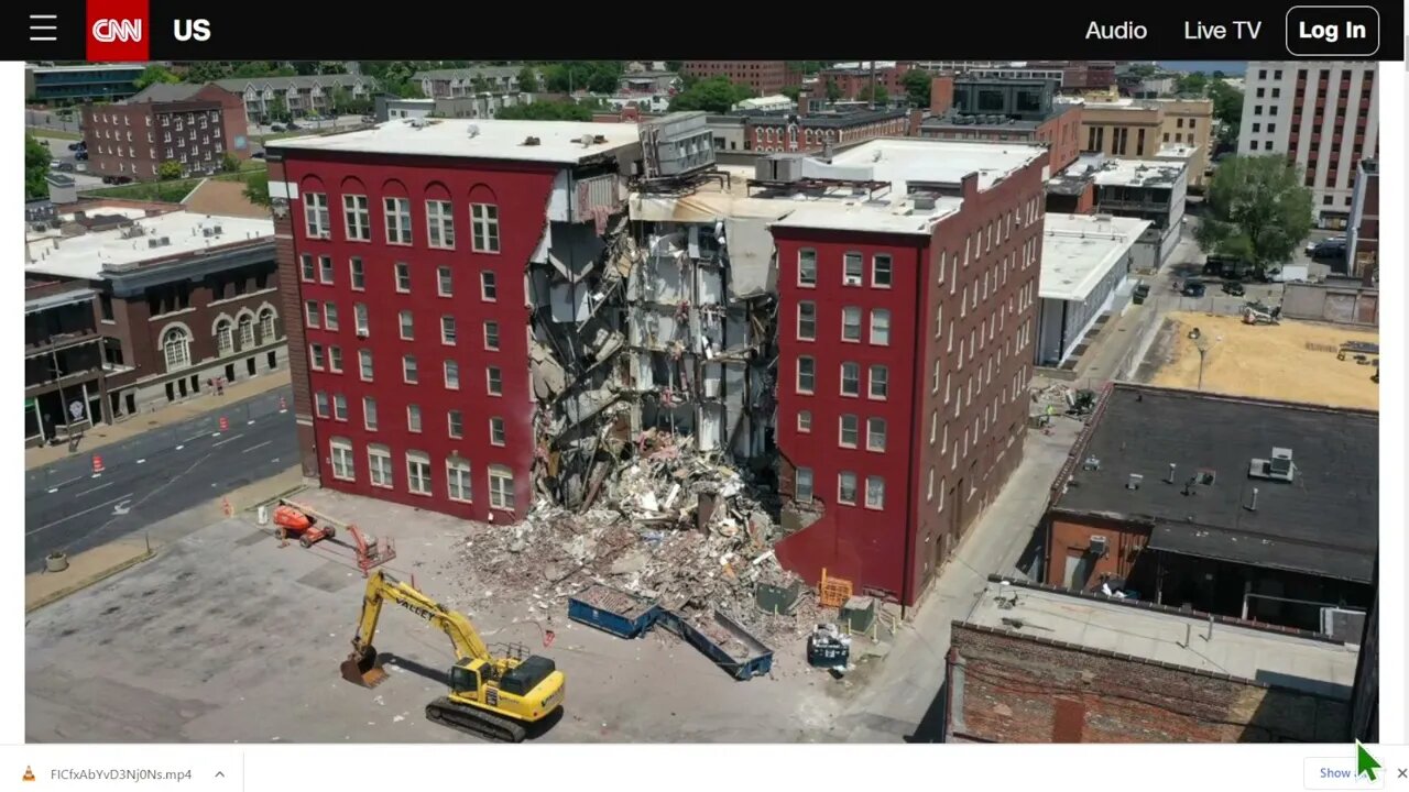 以達文波特一座倒塌的建築為背景，報導莫斯科發生的無人機襲擊事件