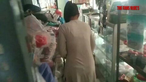 Ketika istri pakde sendirian diam diam aku masuk kedalam