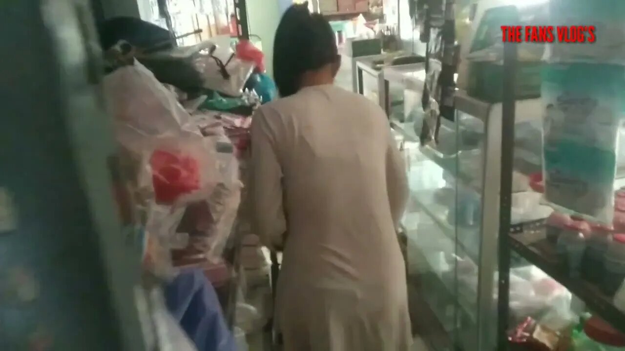 Ketika istri pakde sendirian diam diam aku masuk kedalam