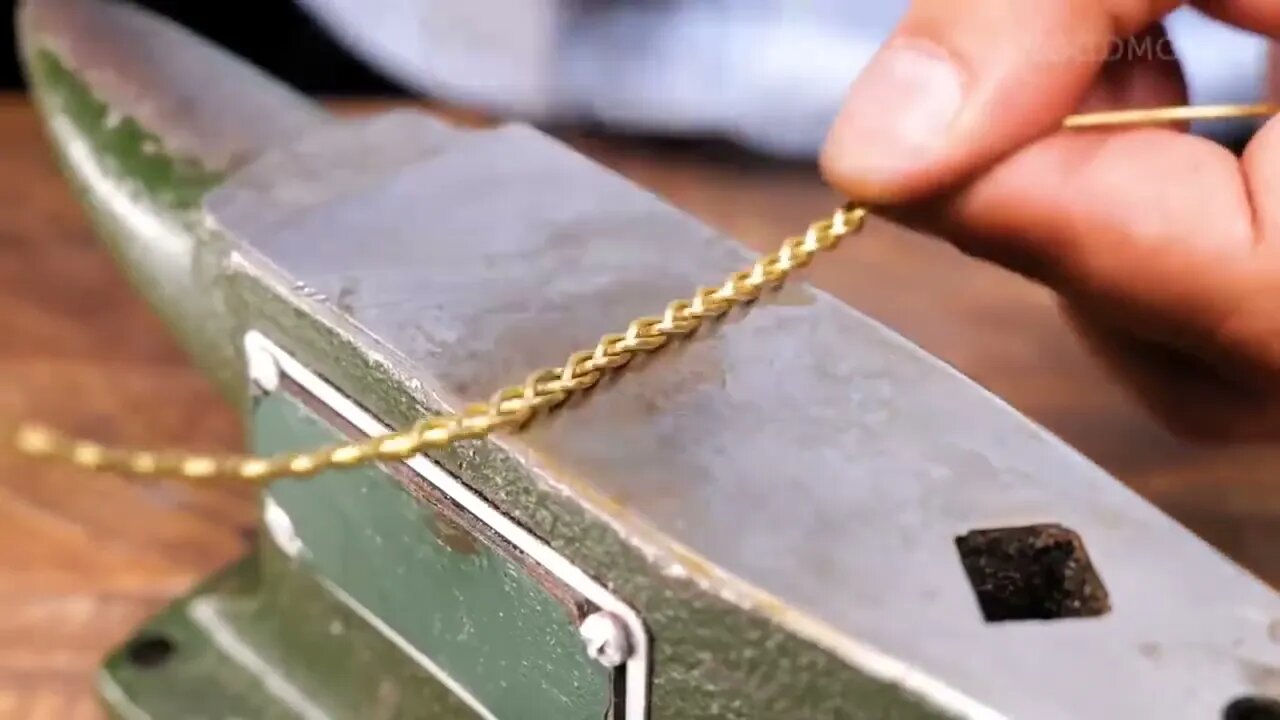 A unique piece of jewelry: Dandelion in Epoxy resin