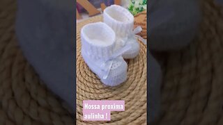 #sapatinhotrico #croche #costuracriativa #moldegratis #mundobita #galinhapintadinha #vestidodebebe