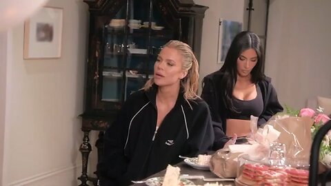 Kris Jenner Argues with Kim & Khloe 😯
