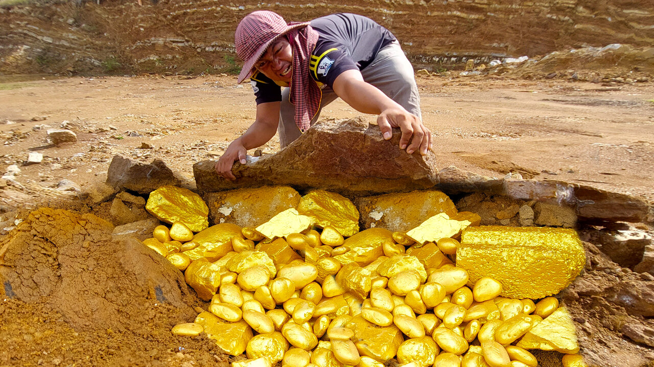 amazing day! a gold miner found a lot of gold under stone at mountain million years