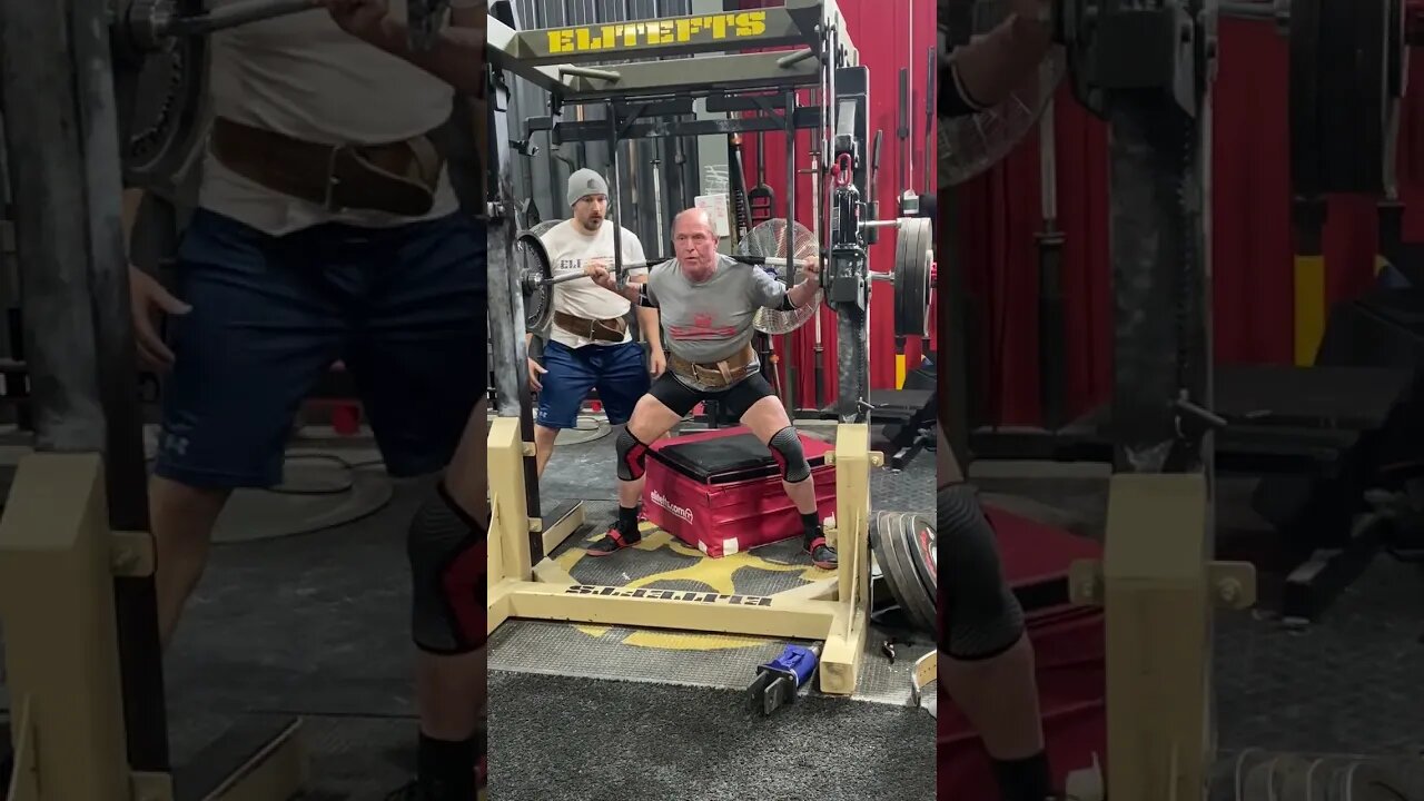 80 YEAR OLD SQUATS WITH PERFECT FORM 👀