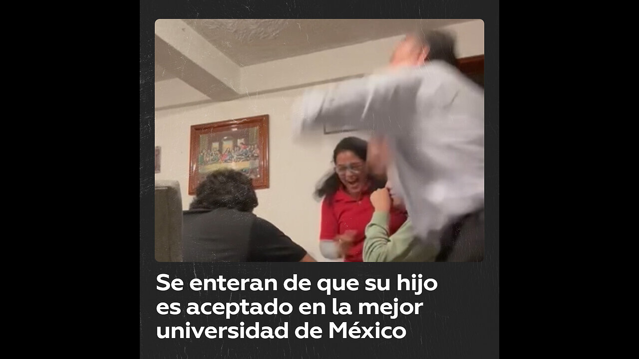 Felicidad de familia al enterarse de que su hijo es aceptado en la UNAM