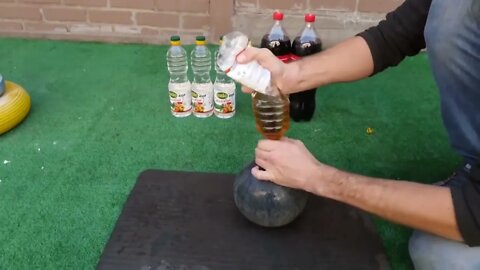 Experiment Giant Coca Cola Balloon VS Mentos-10
