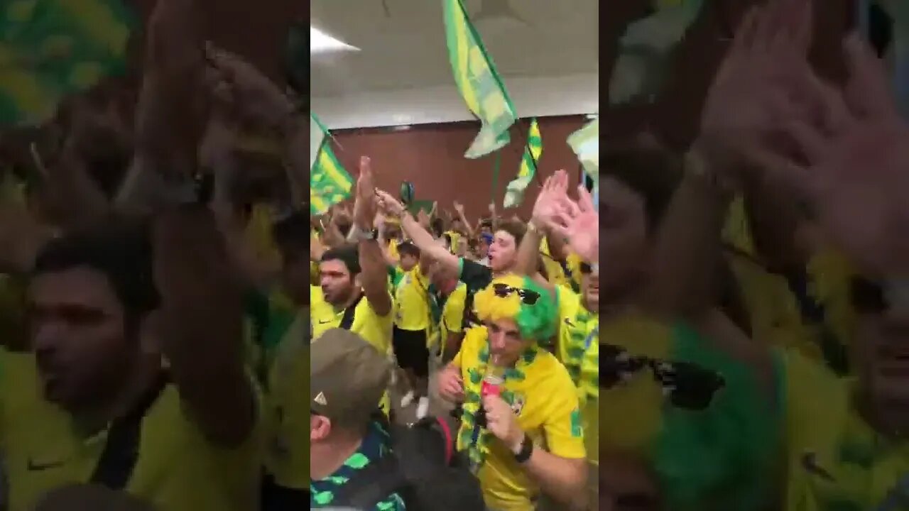 Brasileiros no metrô de Doha se aquecendo para a partida contra a Servia