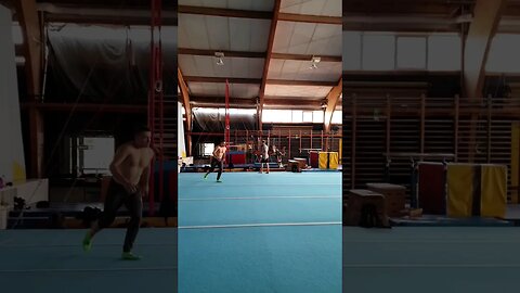 Na macie zawsze lepiej 🤔 #akrobatyka #salto #youtubeshorts #trening #shortvideo #skills #me