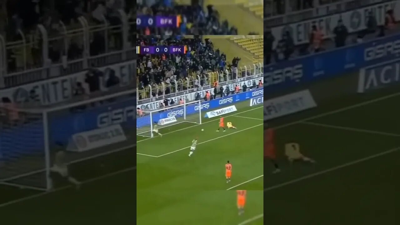 Diego Rossi did this tonight 🔥🔥 Fenerbahçe vs Başakşehir