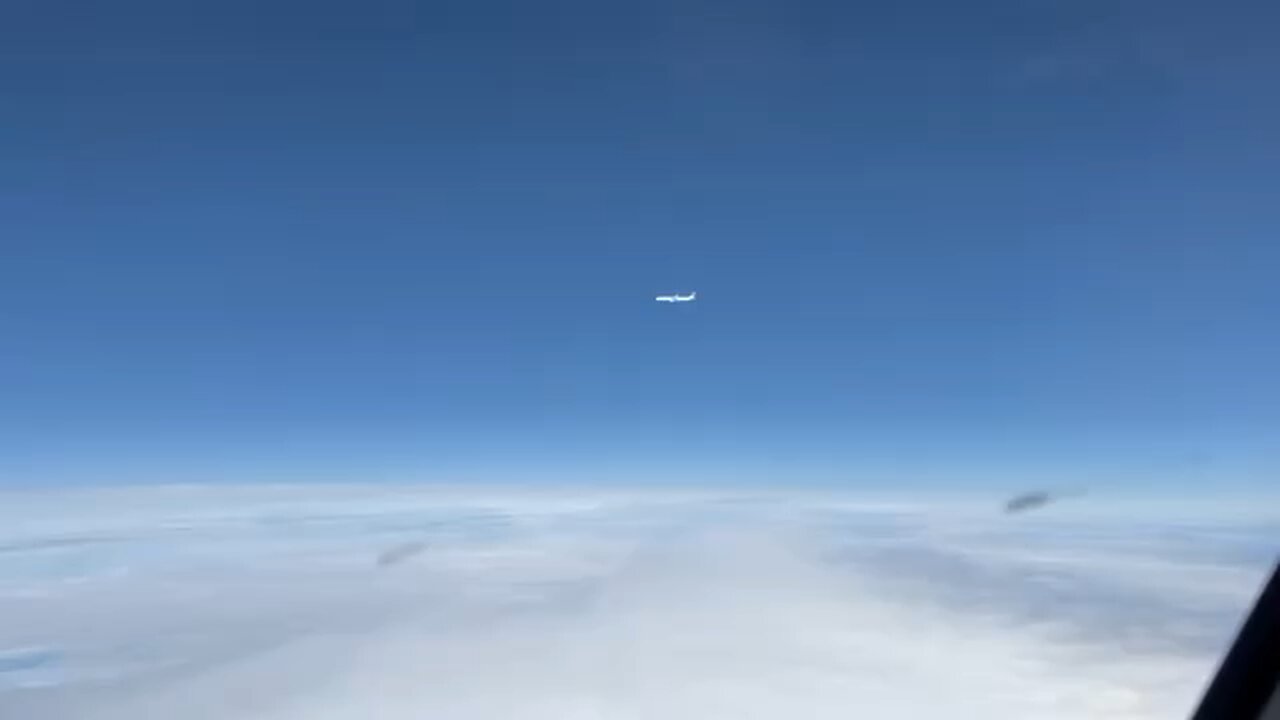 Pilot films Contrails on another plane