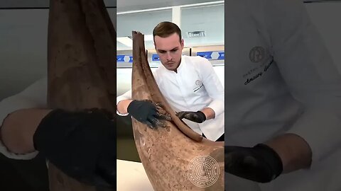 Baleia de chocolate! 🐋 Este bebê grande pesa 90 libras!