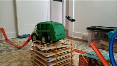 Pai e filho criam pistas incríveis de Hot Wheels!
