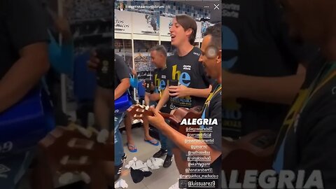 Elenco gremista tocando o pagode no vestiário após o título do Gauchão 2023