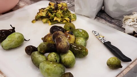 How we remove the inside of the pawpaw fruit. Separating the fruit inside from the seeds.