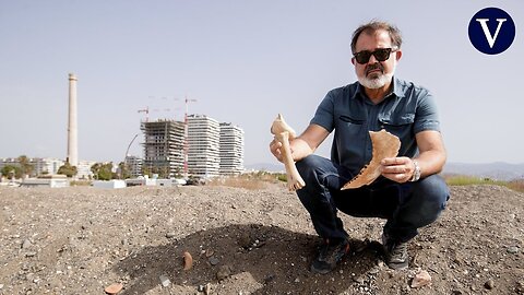 Un vecino de Málaga halla un tesoro de restos prehistóricos en la duna de una playa