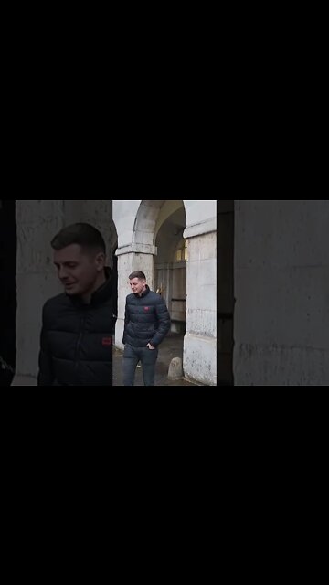 get back two tourist go under the arches #horseguardsparade