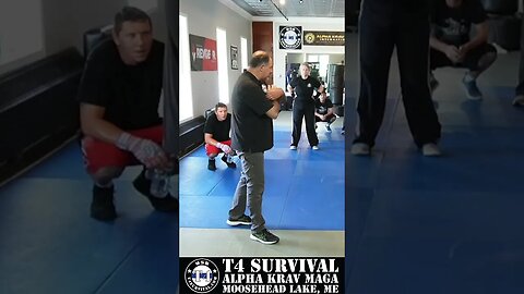 How to stand in public and be prepared #selfdefense #kravmaga #martialarts #mma #fight #jamiearute