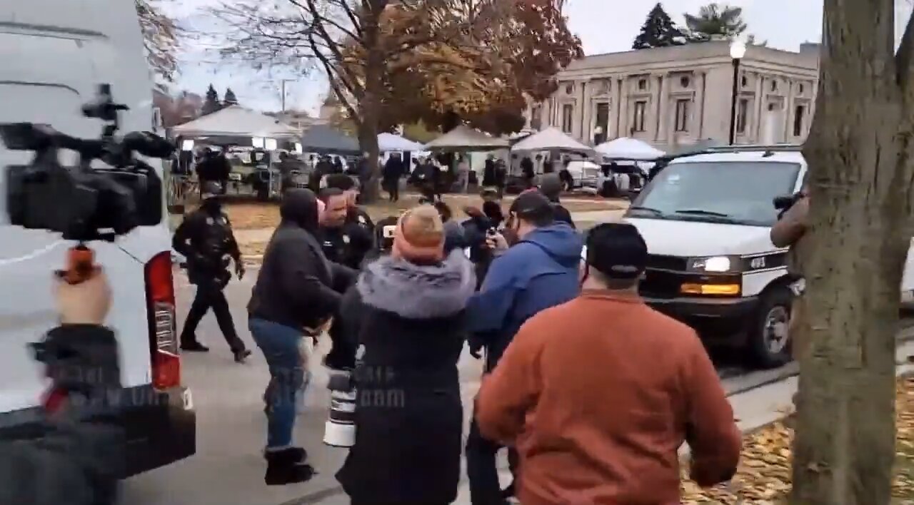 2 BLM supporters arrested outside of courthouse of the Rittenhouse trial