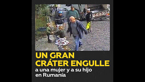 Una madre y su hijo se hunden en el asflato al abrirse un socavón