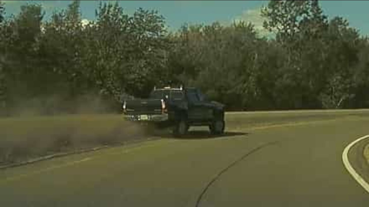 Distração de condutor quase causa despiste