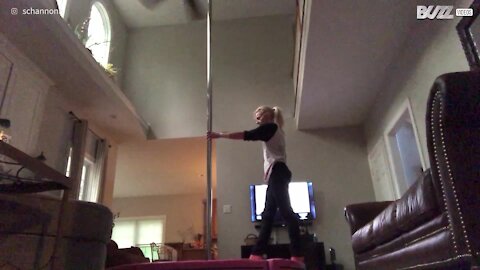 Elle s'entraîne au pole dance quand soudain...