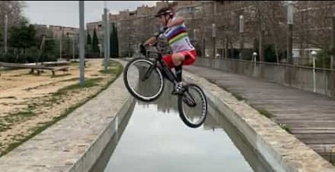 Ciclista profissional desafia gravidade com saltos sobre a água