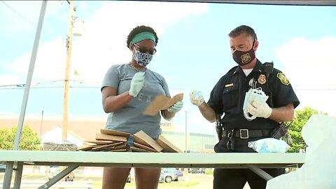 Norwood neighbor teams up with police department to hand out face masks