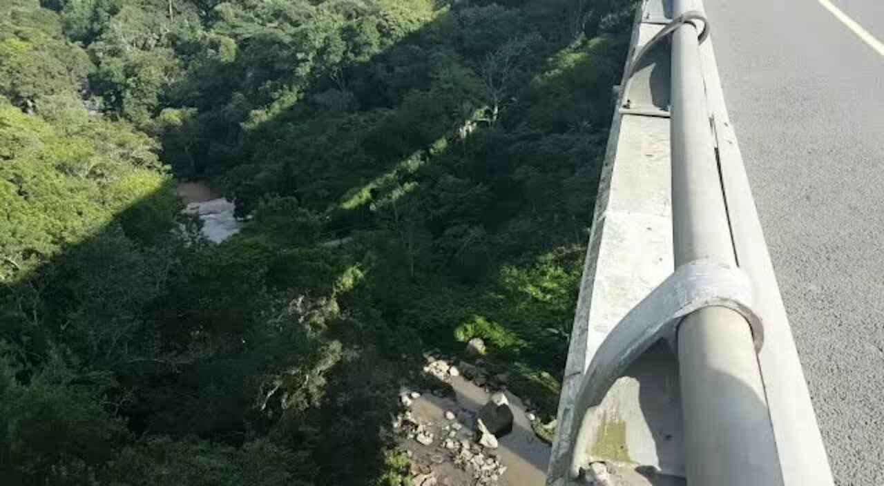 Man thrown off Paradise Valley bridge (uZQ)