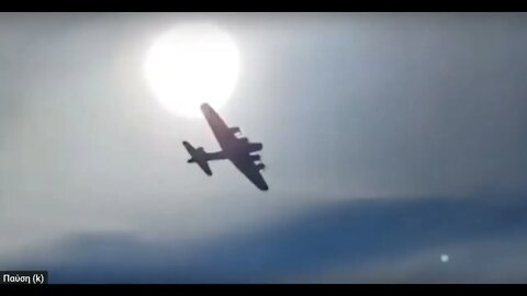 The moment that 2 aircraft collide at Dallas air show, a Boeing B-17 Flying Fortress and a Bell P-63