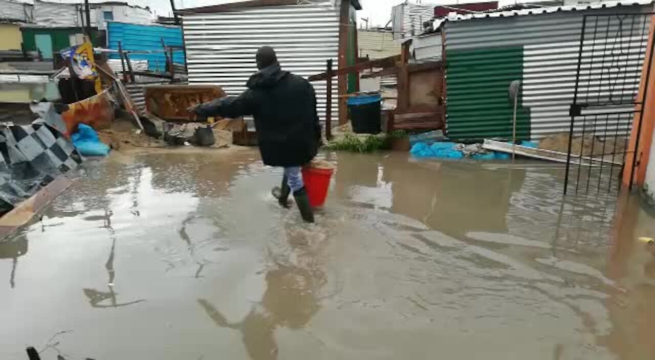 Torrential rains in Cape Town cause flooding and power outages (gqa)