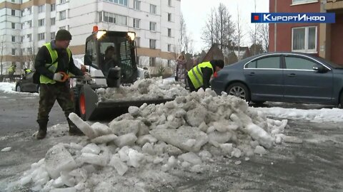 Комплексную зачистку дворов от снега в Сестрорецке начали проводить в выходные дни