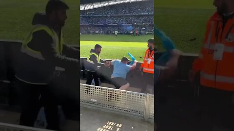 Torcedor do City levando tombo durante comemoração