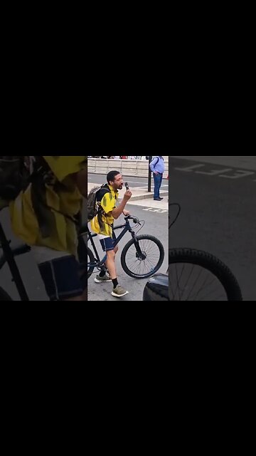 He stops traffic to get his phone back #horseguardsparade