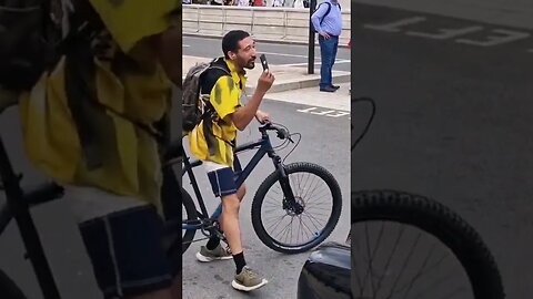 He stops traffic to get his phone back #horseguardsparade