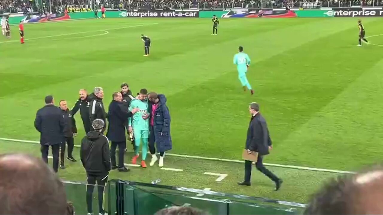 Juventus goalkeeper Wojciech Szczęsny leaves the field in tears after grabbing his chest
