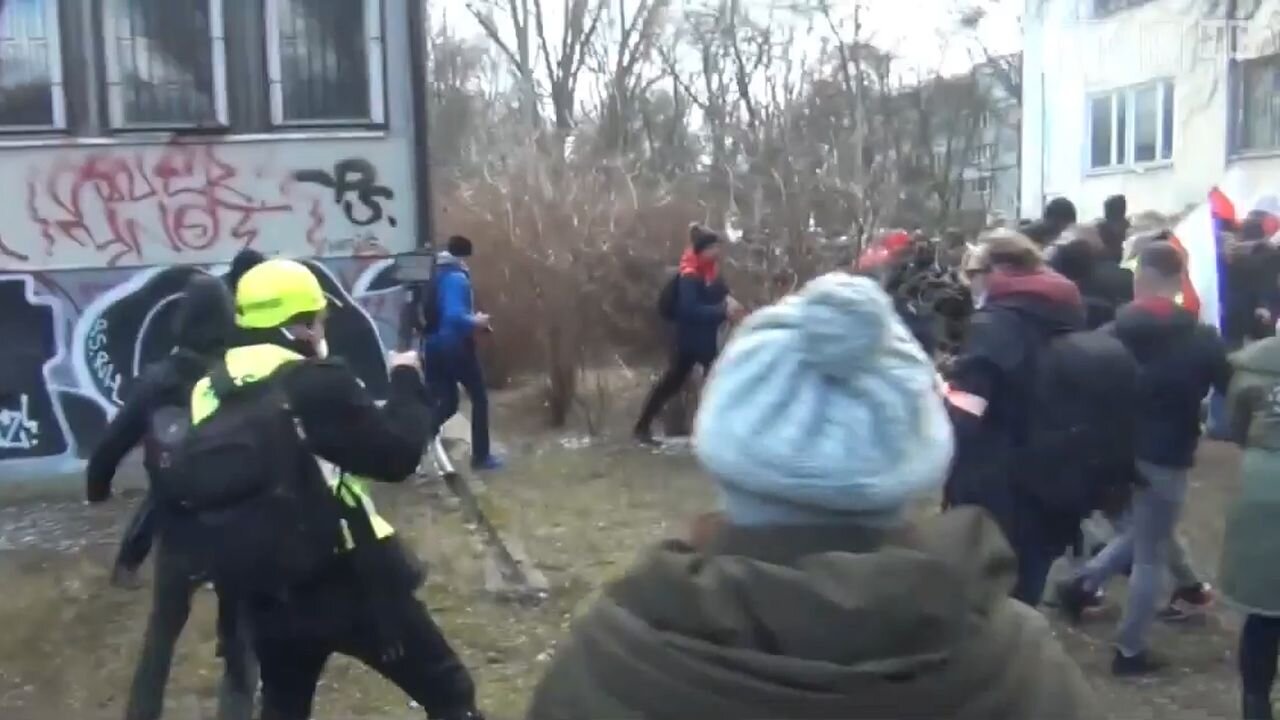Rozzuření Poláci při demonstraci proti lockdownu začali nahánět policisty!