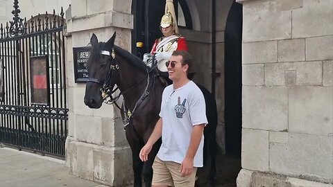 Tourist sings to the kings guard how did he keep a straight face #thekingsguard