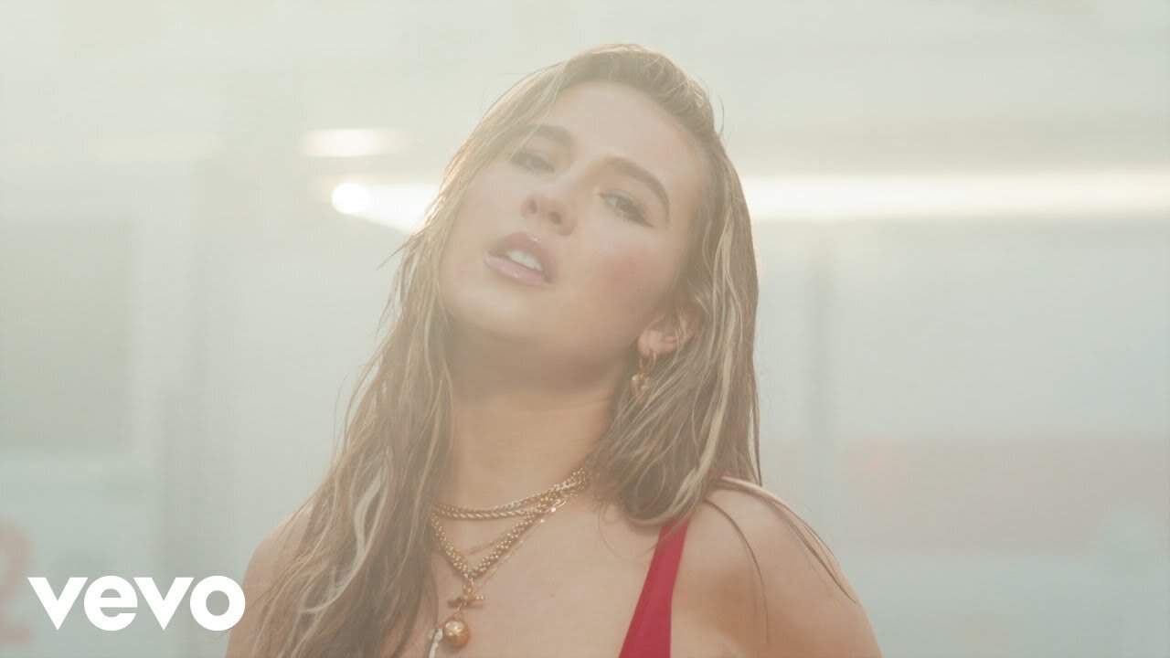 Mimi_Webb_-_House_On_Fire_(Official_Music_Video)(108