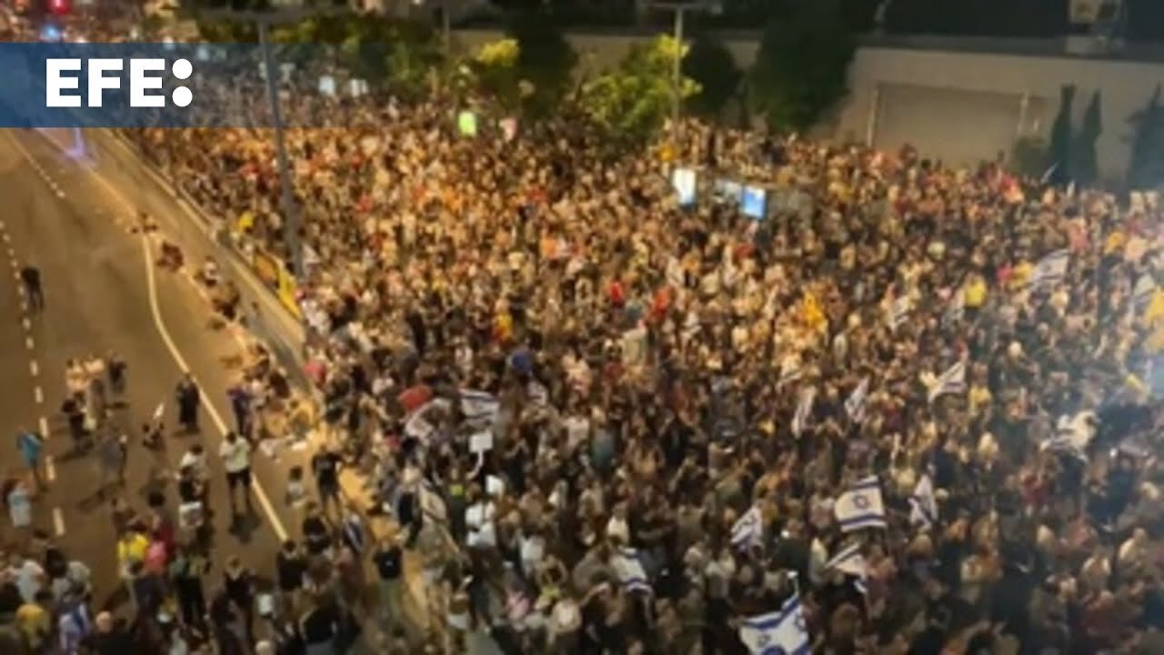 Manifestantes piden la dimisión de Netanyahu frente a sus residencias en Jerusalén y Cesáera