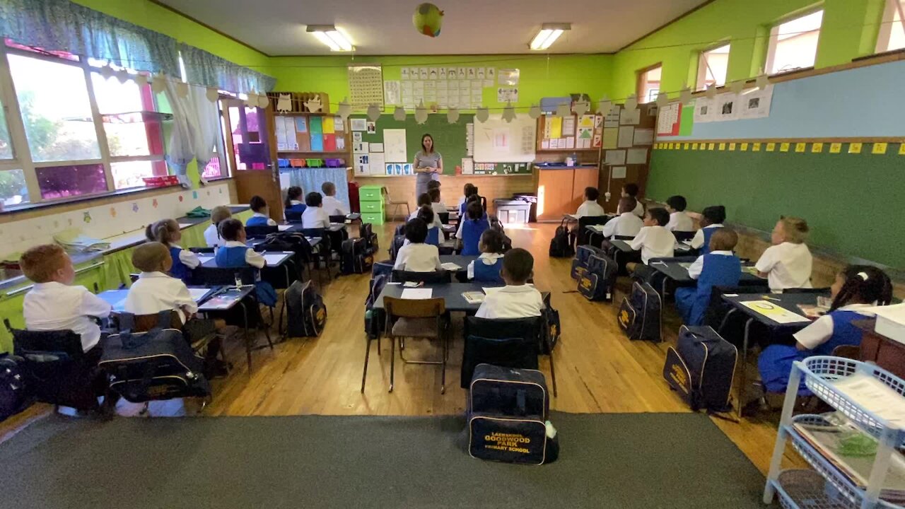 SOUTH AFRICA - Cape Town - First day of school for Grade 1, Goodwood Park Primary school(Video) (Agf)