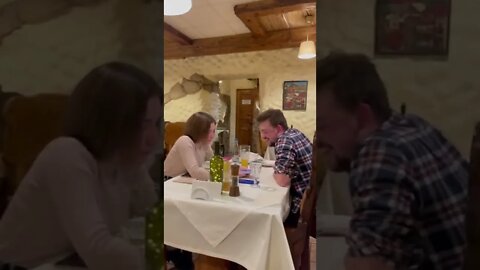 姜大哥在 #莫斯科的 #格鲁吉亚餐厅 听音乐喝小酒吃烤羊肉 #俄罗斯生活