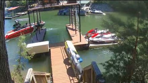 Ce bateau accélère subitement et fonce sur le quai