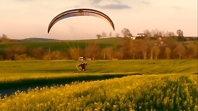 Paraglider Dangerously flies along the road