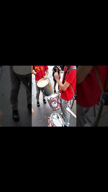 Bateria Zumbi dos Palmares aquecendo para o ato de 31 de março