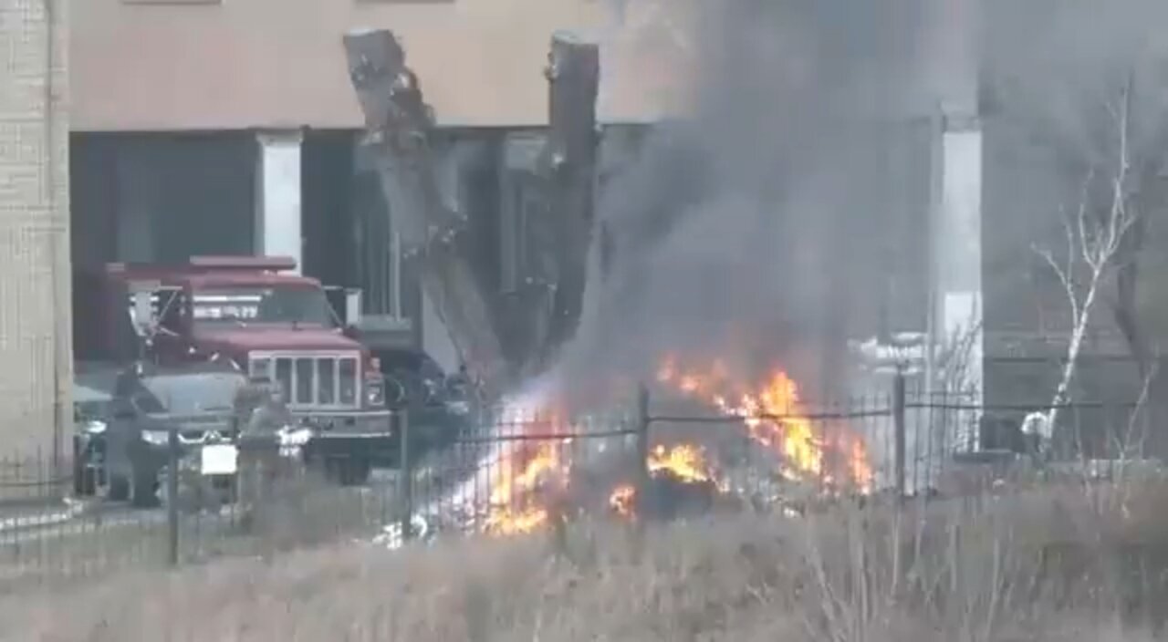 Ukrainian soldiers burn documents near an intelligence building in #Kiev